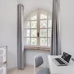 Guesthost - Flat With Private Parking And Netflix *